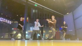 成人街舞课热身游戏视频,活力四射！成人街舞课热身游戏精彩瞬间回顾