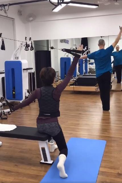 成人舞蹈热身健身动作视频,跟随视频轻松启动活力