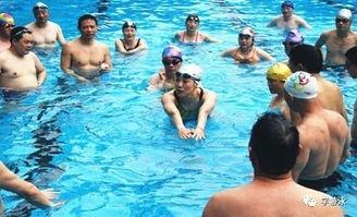 成人大叔学游泳视频