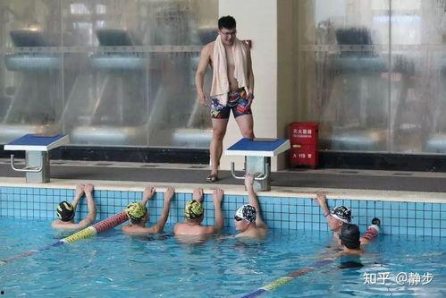 成人大叔学游泳视频  第3张